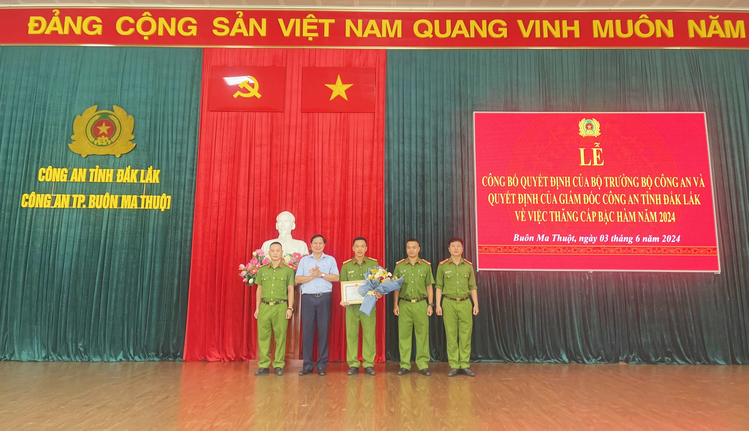 Khen thưởng đột xuất Đội Cảnh sát hình sự Công an TP. Buôn Ma Thuột về thành tích xuất sắc trong đấu tranh phòng, chống tội phạm cướp tài sản trên địa bàn phường Tân Lợi